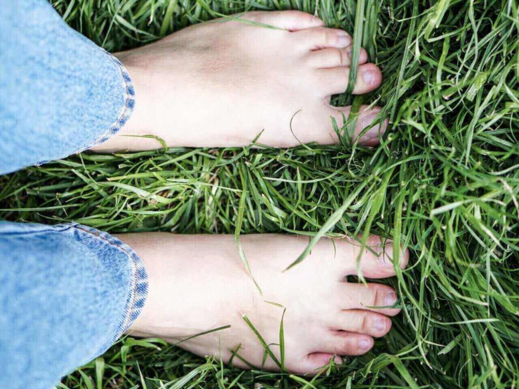 Bare fødder i græs