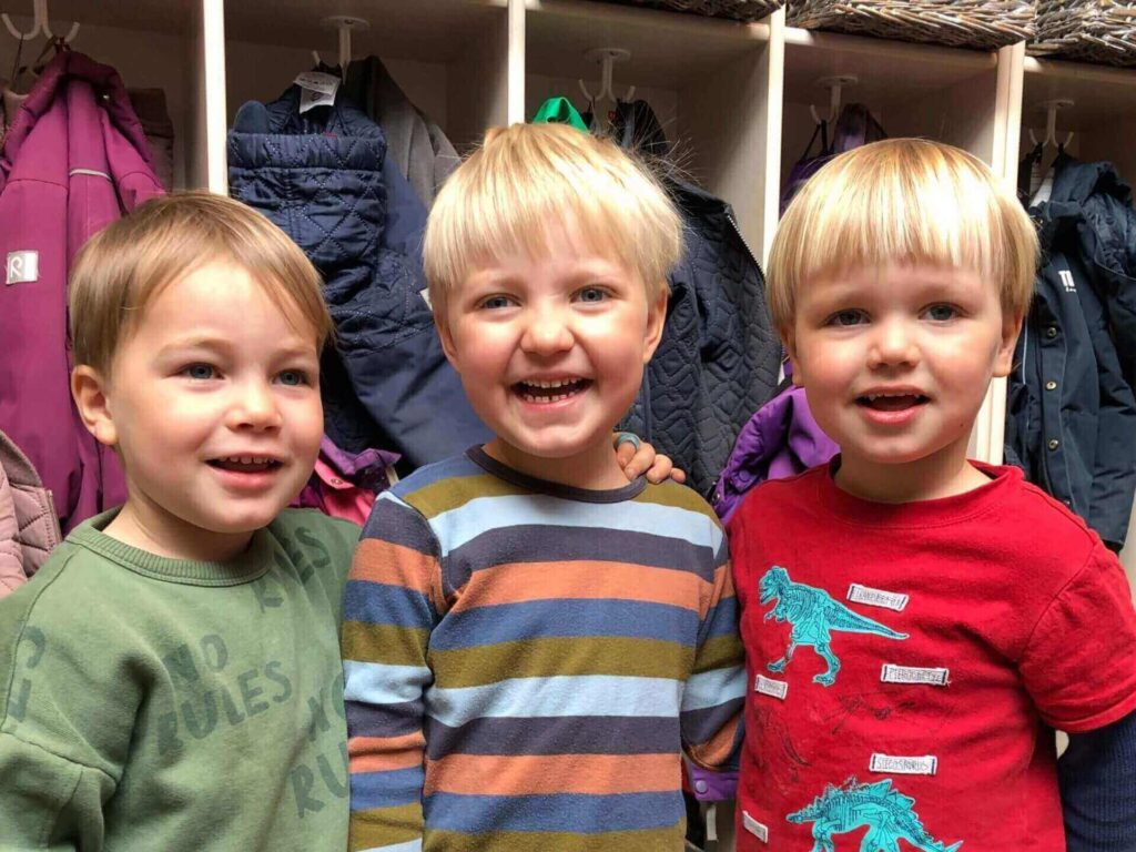 tre drenge der griner og er samme alder