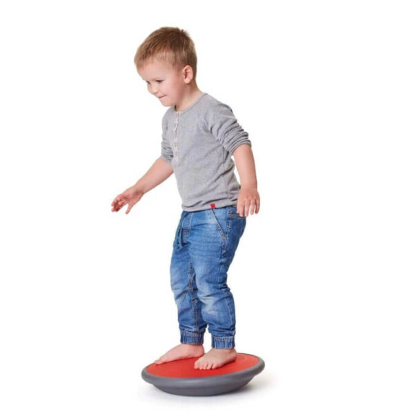 Dreng på gonge balancebræt airboard