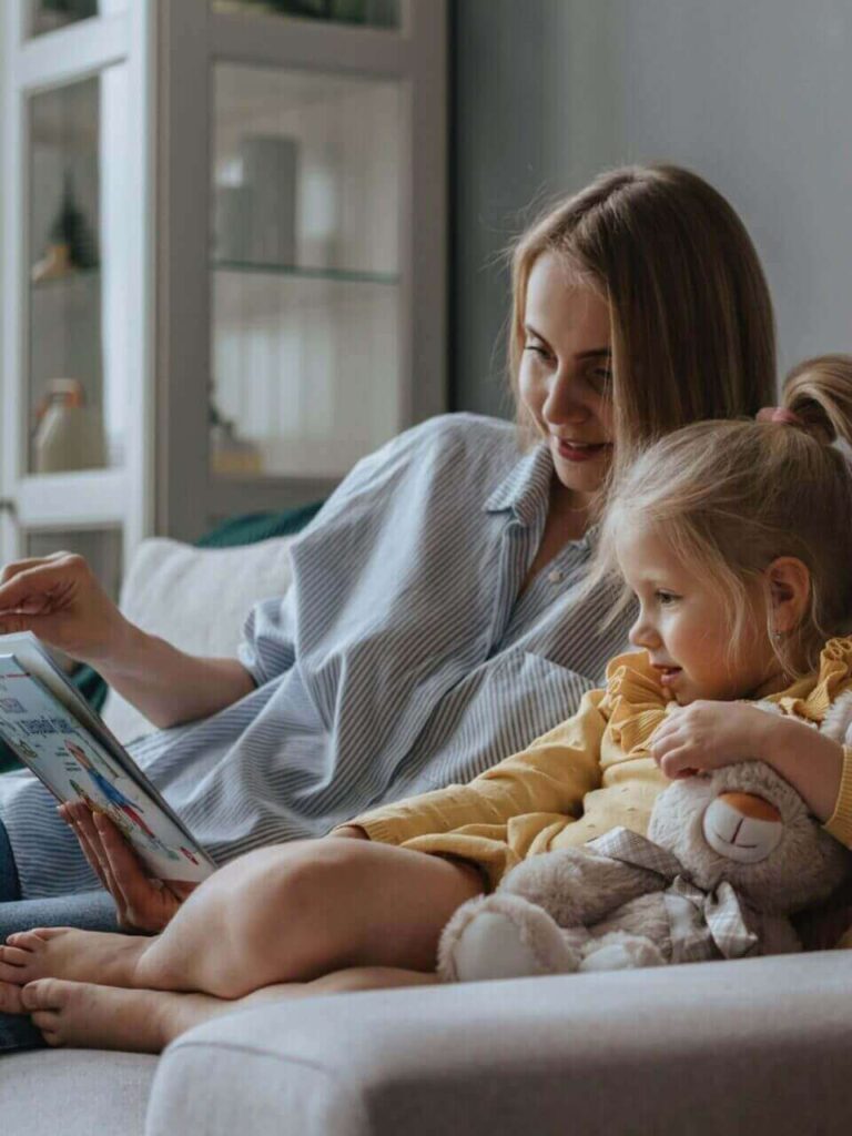 Mor der læser for pige for at stimulere barnets sprog - sprogstimulering